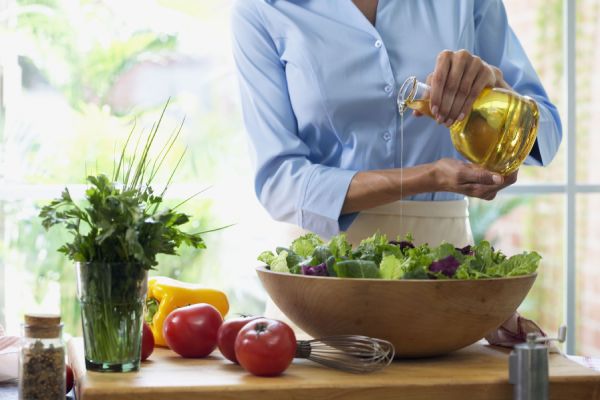 Una dieta equilibrata e antinfiammatoria può contribuire a ridurre i sintomi dell’endometriosi.