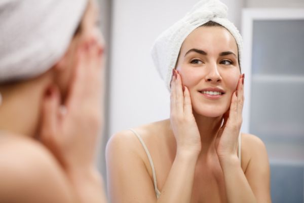 La nicotina accelera l'invecchiamento della pelle, causando rughe e un colorito spento.