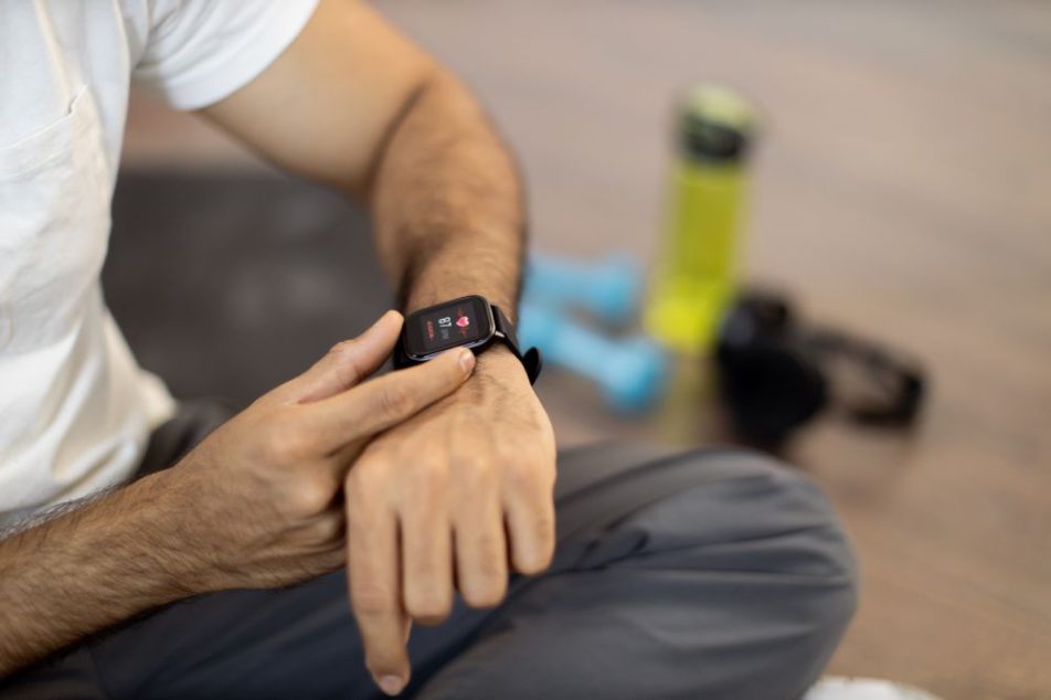 uomo-con-smartwatch Gli smartwatch sono in grado di monitorare costantemente una vasta gamma di parametri vitali, aprendo nuove frontiere nella telemedicina.