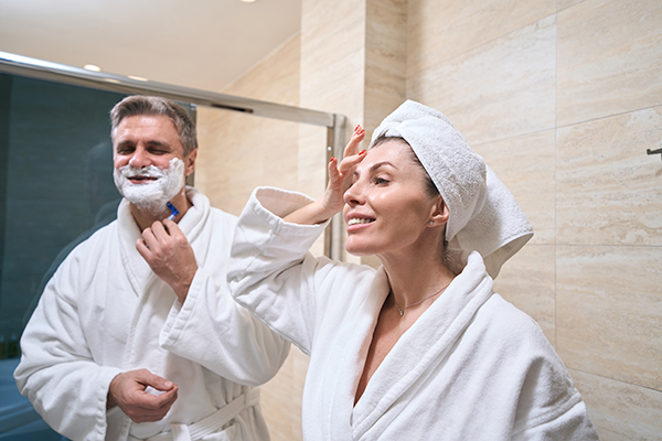 Oltre ai prodotti cosmetici, possono venire in aiuto olio di cocco, aloe vera, miele e avena colloidale. Consultare un dermatologo se la secchezza persiste o se compaiono sintomi più gravi.