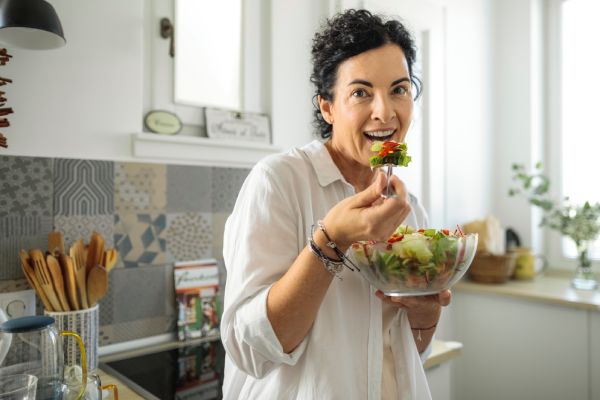 Una dieta per cardiopatici, così come un'alimentazione sana ed equilibrata per tutti, è ricca di frutta, verdura, cereali integrali, pesce e legumi, limitando grassi saturi, colesterolo e sale. 