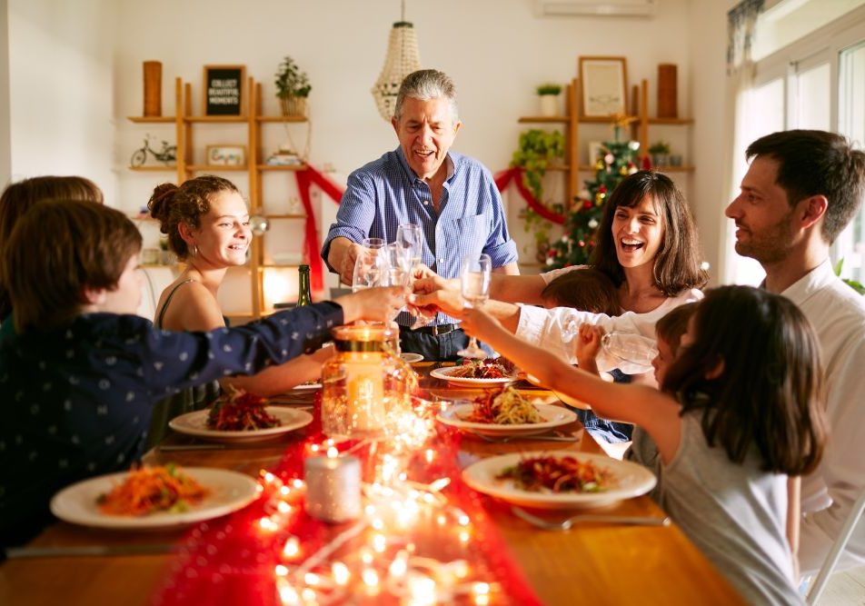 Le festività, con i classici pranzi e le cene, possono influenzare il nostro microbiota intestinale.