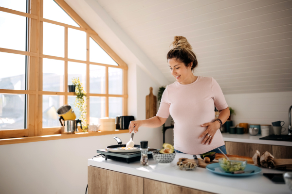 Per la nausea, consumare piccoli pasti frequenti e bere molta acqua può aiutare. 