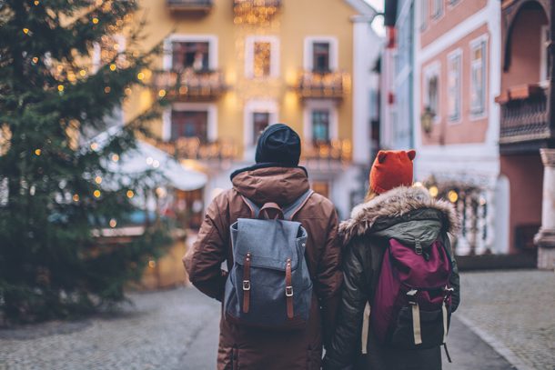 I consigli sulle vaccinazioni per i viaggi internazionali sicuri, con focus su febbre gialla, vaccino per l'epatite B e profilassi antimalarica.