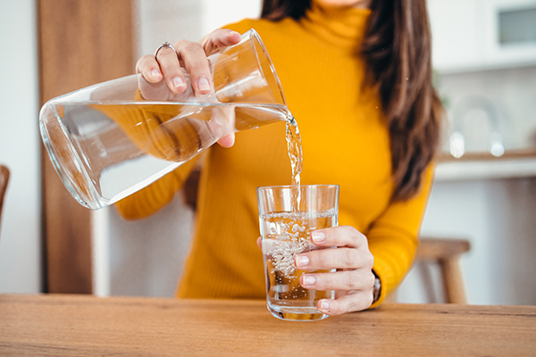 Curare la bronchite richiede riposo, assunzione di liquidi e di farmaci da banco per raffreddore e influenza; bere molta acqua mantiene le mucose idratate.