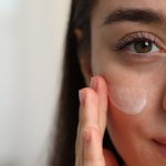 In inverno il freddo, il vento e l'aria secca, contribuiscono alla disidratazione e all'irritazione, soprattutto per chi soffre di pelle secca al viso.