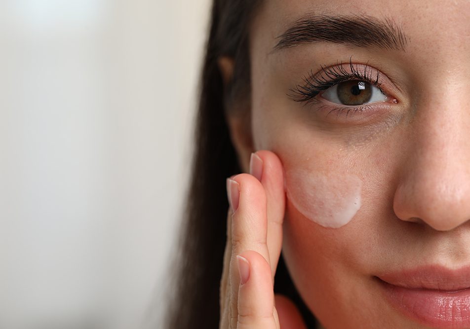 In inverno il freddo, il vento e l'aria secca, contribuiscono alla disidratazione e all'irritazione, soprattutto per chi soffre di pelle secca al viso.