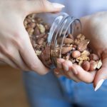 La frutta secca, come mandorle, noci e datteri, è un alimento nutriente e ricco di vitamine, minerali e grassi sani, perfetto per arricchire la dieta quotidiana con gusto e benefici per la salute.