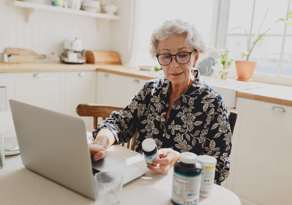 Con l'invecchiamento, il fabbisogno nutrizionale cambia, soprattutto per gli over 70 e 80. Mantenere una dieta equilibrata e fare attività fisica è essenziale, ma gli integratori alimentari possono essere utili per prevenire carenze e supportare la salute.