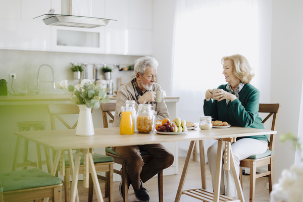 Gli integratori alimentari per anziani non sostituiscono una dieta sana, ma la supportano in casi specifici, come carenze o condizioni mediche.