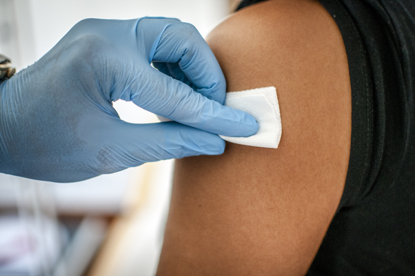 La vaccinazione è cruciale per prevenire alcune forme di meningite, con vaccini contro batteri come il meningococco, lo pneumococco e l'Haemophilus influenzae di tipo b.