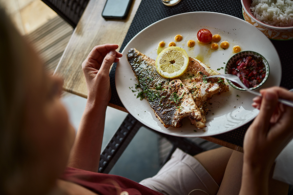 Carne rossa, pollame, pesce, verdure a foglia verde, legumi, frutta secca, semi, cereali fortificati e tofu sono ottime fonti di ferro.