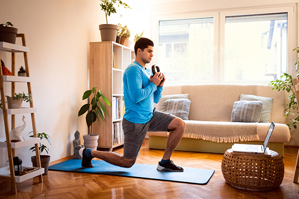 Gli esercizi con elastici offrono resistenza e versatilità, mentre l'allenamento a corpo libero è perfetto per iniziare o quando si è in viaggio.