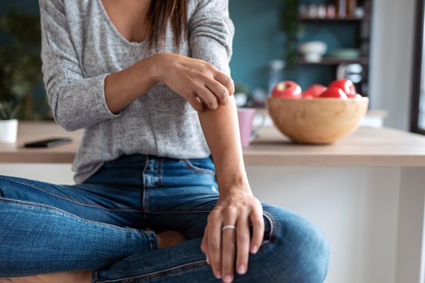 allergie-e-intolleranze-alimentari-sono-reazioni-avverse-a-specifici-alimenti Le reazioni alle allergie e alle intolleranze si possono manifestare con diversi sintomi, da lievi disturbi a gravi problemi di salute. È fondamentale distinguere tra allergia, intolleranza e celiachia.