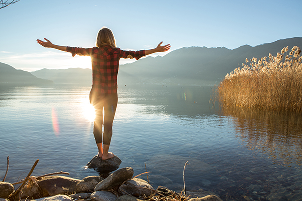 Una dieta ricca di fermenti lattici, l’esercizio fisico, la gestione dello stress e un’adeguata idratazione sono fondamentali per un microbiota sano e un miglior benessere mentale.