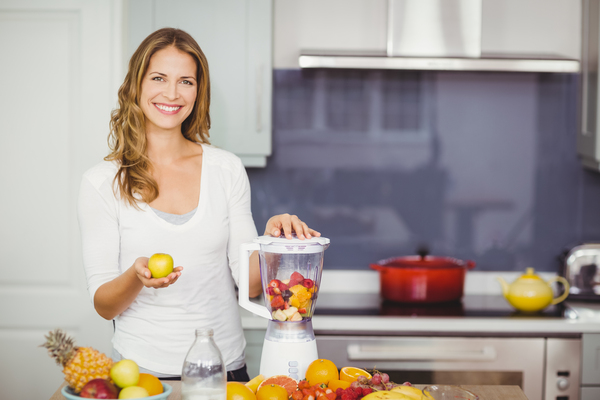 Per aumentare l'apporto di fibre, è bene consumare cereali integrali, frutta, verdura, legumi, frutta secca e semi, accompagnandoli con una buona idratazione.