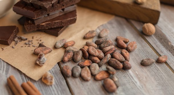 cioccolato-fondente-alleato-della-salute Il cioccolato fondente, con il suo gusto intenso e la consistenza vellutata, offre numerosi benefici per la salute, soprattutto se con un’alta percentuale di cacao (come il cioccolato 100% fondente).
