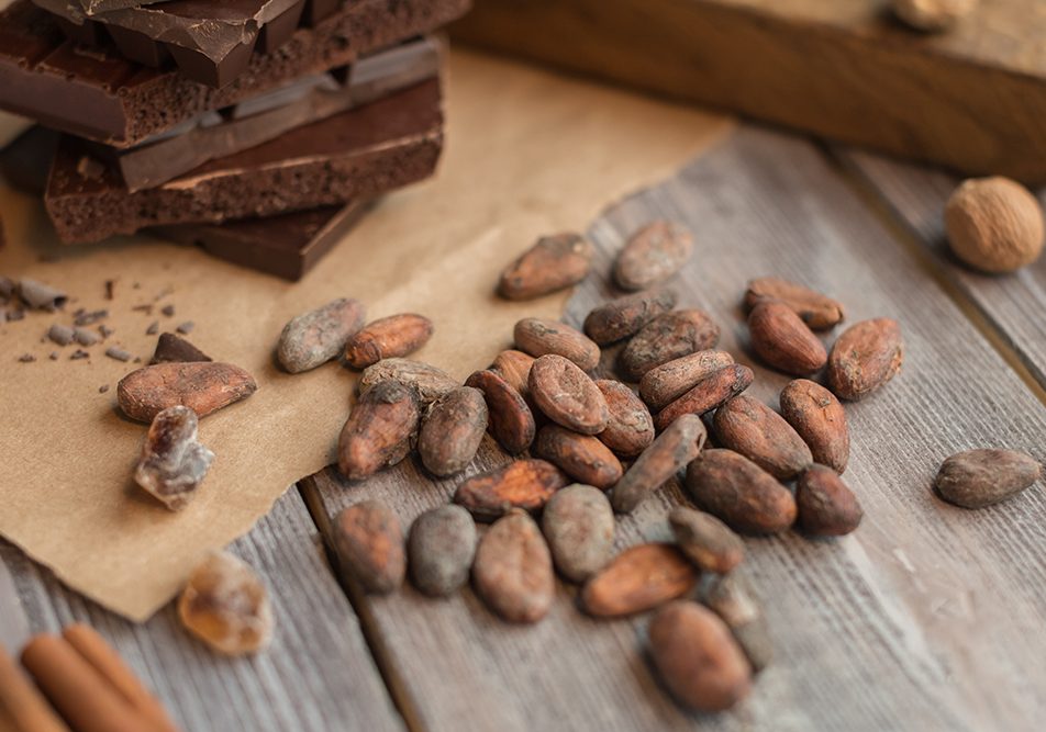 Il cioccolato fondente, con il suo gusto intenso e la consistenza vellutata, offre numerosi benefici per la salute, soprattutto se con un’alta percentuale di cacao (come il cioccolato 100% fondente).