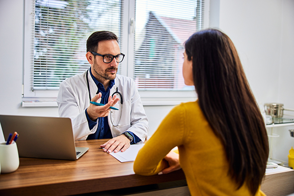 Il midollo osseo si trova principalmente nelle ossa piatte del bacino, dello sterno e nelle ossa lunghe. Il prelievo di midollo osseo può avvenire in due modi: prelievo di midollo osseo dal bacino o prelievo di cellule staminali dal sangue periferico.