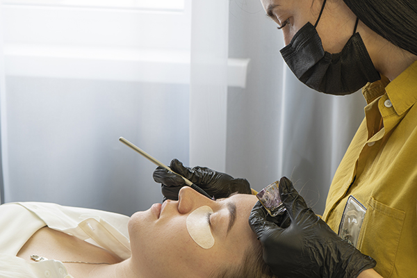 La lidocaina appartiene alla classe dei farmaci anestetici locali amidici, che agisce bloccando temporaneamente la trasmissione dei segnali nervosi del dolore nell’area di iniezione o applicazione. Il suo effetto analgesico è localizzato e reversibile.