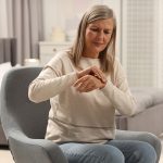 Il freddo può peggiorare notevolmente l’artralgia e dolori muscolari e articolari diffusi, causando disagio e limitando la mobilità, ma è possibile adottare strategie utili ad affrontarli.
