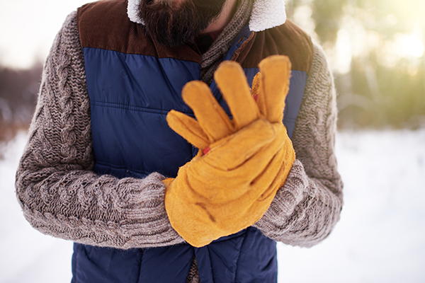 Mantenere le mani pulite optando per saponi delicati e idratarle con una crema mani dopo ogni lavaggio. Inoltre, scegliere i guanti più adatti alle proprie esigenze.