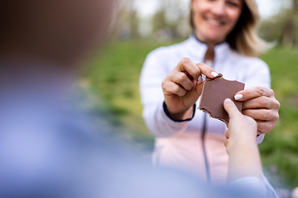 Scegliere cioccolato fondente con alta percentuale di cacao (almeno 70%) e preferire il cioccolato extra fondente (85% o più); limitare il consumo a 20-30 grammi al giorno.