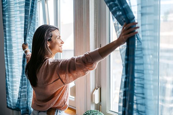 Eliminare le fonti di inquinamento e pulire regolarmente la casa controllandone l’umidità.