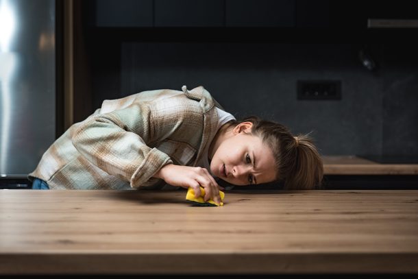 Il Disturbo Ossessivo Compulsivo, spesso abbreviato in DOC, è un disturbo d’ansia caratterizzato da pensieri, immagini o impulsi ricorrenti e intrusivi che causano ansia e disagio significativi.