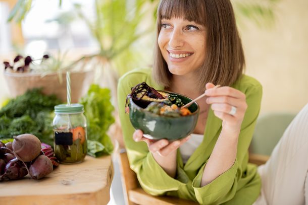 cos-e-il-mindful-eating-e-perche-e-importante Il mindful eating è un approccio sano al cibo, che incoraggia a prestare piena attenzione all'esperienza del pasto: esso ci invita a rallentare, assaporare ogni boccone e ascoltare i segnali del nostro corpo.