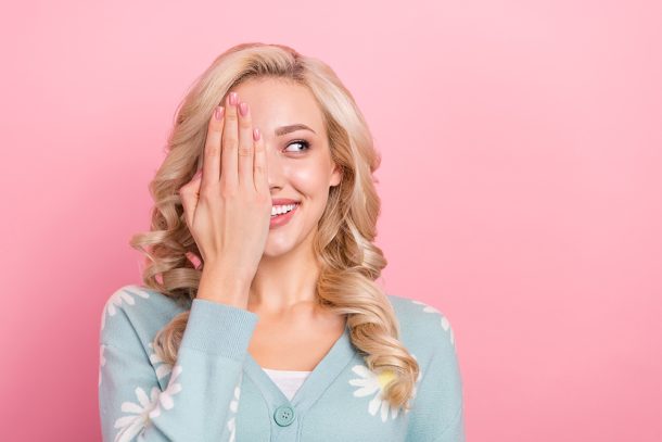 cos-e-l-affaticamneto-visivo L’affaticamento visivo, o astenopia, è un disturbo sempre più comune causato dall’uso prolungato di dispositivi con schermi. Imparare a gestire la luminosità dello schermo e il tempo trascorso davanti ai dispositivi è fondamentale per proteggere la salute degli occhi e il benessere generale.