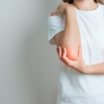 L’epicondilite, comunemente chiamata “gomito del tennista”, è una condizione dolorosa che interessa i tendini dell’avambraccio, provocando dolore all’esterno del gomito.