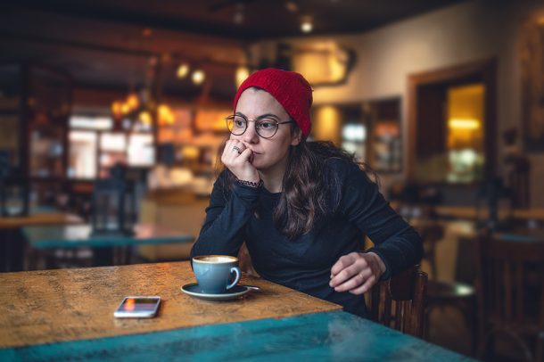 cos-e-la-tristezza-stagionale La tristezza stagionale, nota anche come Disturbo Affettivo Stagionale (SAD) o "winter blues", è una forma di depressione legata ai cambiamenti di stagione, in particolare all'arrivo dell'autunno e dell'inverno.