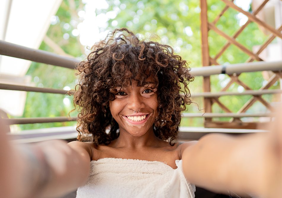 La vitiligine è una malattia cutanea non contagiosa che si manifesta con la depigmentazione della pelle, creando macchie bianche di varie forme e dimensioni.