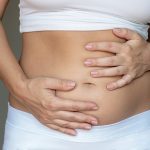 La gastroscopia (o EGDS) è una procedura diagnostica fondamentale per visualizzare l’interno dell’esofago, dello stomaco e del duodeno. Attraverso un endoscopio, il medico può esaminare le mucose di questi organi e identificare eventuali anomalie.