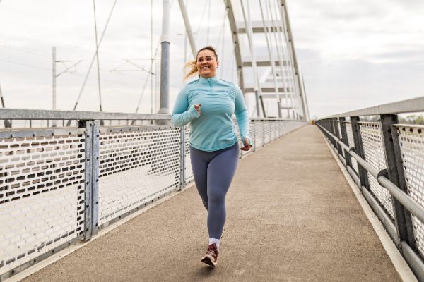 Perdere peso dopo le feste richiede un approccio sano, evitando diete drastiche e puntando su una dieta equilibrata, attività fisica e benessere duraturo.