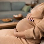 L'endometriosi è una malattia ginecologica in cui il tessuto simile all'endometrio cresce fuori dall'utero, causando dolore pelvico, mestruazioni dolorose e, talvolta, problemi di fertilità.