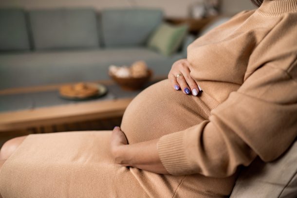 endometriosi-e-gravidanza L'endometriosi è una malattia ginecologica in cui il tessuto simile all'endometrio cresce fuori dall'utero, causando dolore pelvico, mestruazioni dolorose e, talvolta, problemi di fertilità.