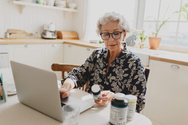 Con l'invecchiamento, il fabbisogno nutrizionale cambia, soprattutto per gli over 70 e 80. Mantenere una dieta equilibrata e fare attività fisica è essenziale, ma gli integratori alimentari possono essere utili per prevenire carenze e supportare la salute.