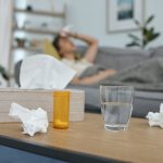 La faringite si manifesta con mal di gola, difficoltà a deglutire, raucedine, tosse, febbre, mal di testa, dolori muscolari e linfonodi del collo ingrossati.