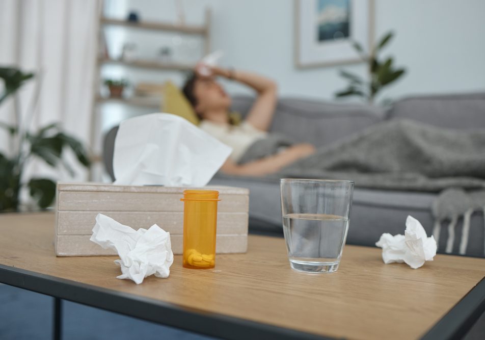 faringite-sintomi-e-riconoscimento La faringite si manifesta con mal di gola, difficoltà a deglutire, raucedine, tosse, febbre, mal di testa, dolori muscolari e linfonodi del collo ingrossati.