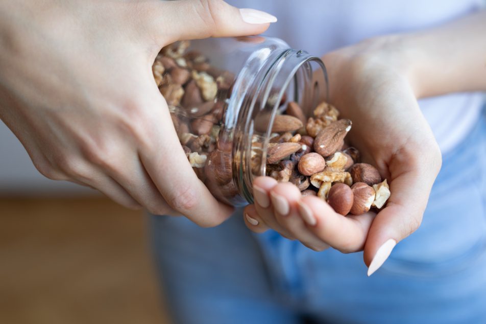 La frutta secca, come mandorle, noci e datteri, è un alimento nutriente e ricco di vitamine, minerali e grassi sani, perfetto per arricchire la dieta quotidiana con gusto e benefici per la salute.
