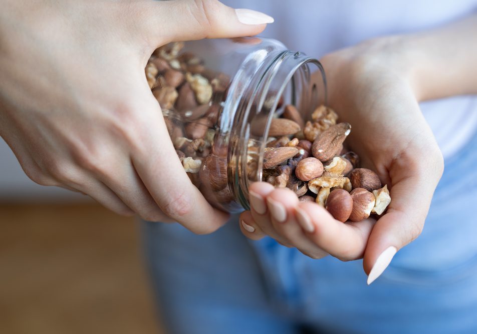 frutta-secca-alimento-nutriente La frutta secca, come mandorle, noci e datteri, è un alimento nutriente e ricco di vitamine, minerali e grassi sani, perfetto per arricchire la dieta quotidiana con gusto e benefici per la salute.