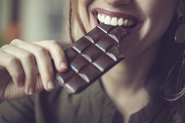 Il cioccolato fondente, ricco di flavonoidi, può contribuire alla salute del cuore. I flavonoidi possono inoltre migliorare il flusso sanguigno al cervello, con effetti positivi su concentrazione, memoria e funzioni cognitive.