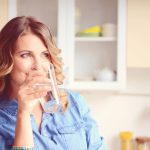 L'inverno, con il suo clima freddo e secco, può portare a una maggiore perdita di acqua dal corpo umano attraverso la respirazione e la pelle.