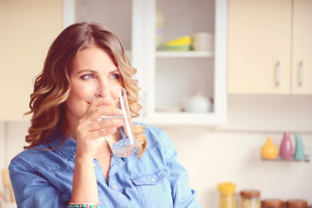 idratazione-in-inverno L'inverno, con il suo clima freddo e secco, può portare a una maggiore perdita di acqua dal corpo umano attraverso la respirazione e la pelle.