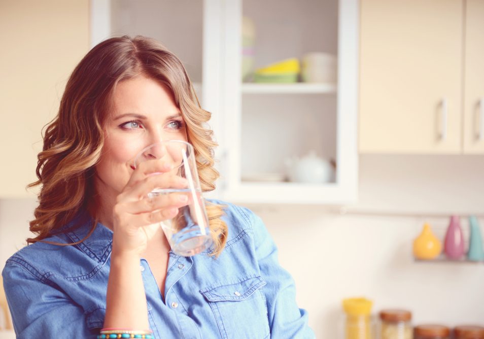 idratazione-in-inverno L'inverno, con il suo clima freddo e secco, può portare a una maggiore perdita di acqua dal corpo umano attraverso la respirazione e la pelle.
