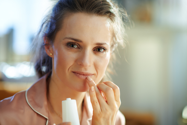 L'idratazione è un pilastro del benessere, soprattutto in inverno. Una pelle idratata è più elastica, luminosa e resistente agli agenti atmosferici invernali.