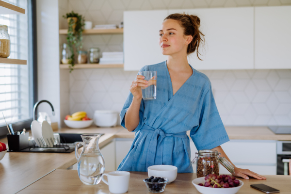 Bere a sufficienza acqua, considerando naturalmente anche tisane e infusi caldi.