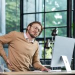 Trascorrere molte ore seduti davanti al computer, in macchina o sul divano può causare dolori muscolari e problemi alla schiena.